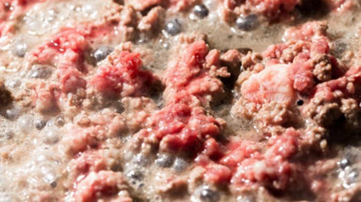 Kıymayı böyle kavurmayın Şeflerin ısrarla uyardığı hata lezzeti mahvediyor Kıymayı böyle kavurmayın Şeflerin ısrarla uyardığı hata lezzeti mahvediyor