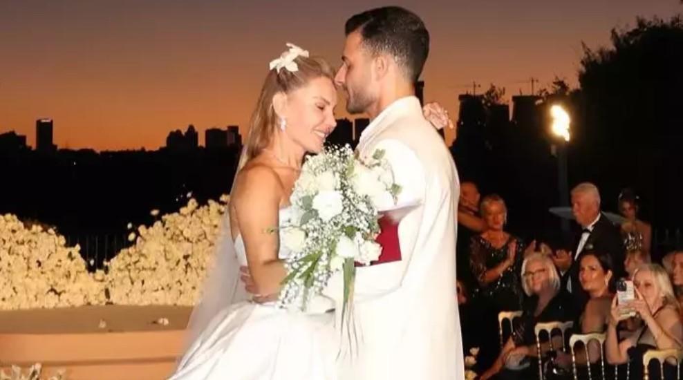 Sarayda görkemli düğünle evlenmişlerdi Eşiyle romantik karesini paylaştı