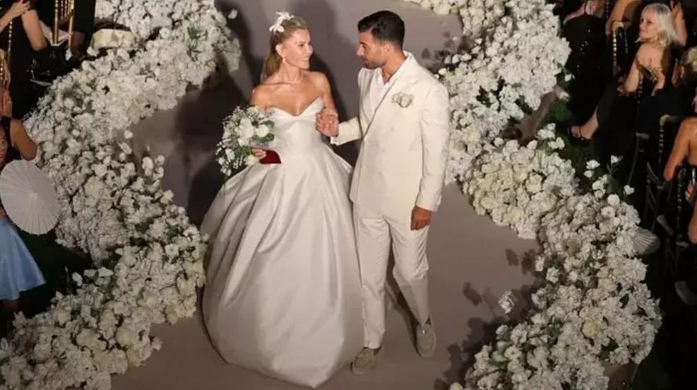 Sarayda görkemli düğünle evlenmişlerdi Eşiyle romantik karesini paylaştı