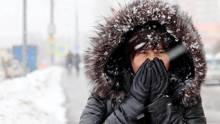 Auch die Augen können durch eine Wintererkältung beeinträchtigt werden. Sie kann ansteckend sein. Bei Symptomen sollten Sie Folgendes beachten.