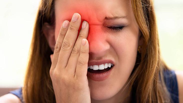 Auch die Augen können durch eine Wintererkältung beeinträchtigt werden. Sie kann ansteckend sein. Bei Symptomen sollten Sie Folgendes beachten.