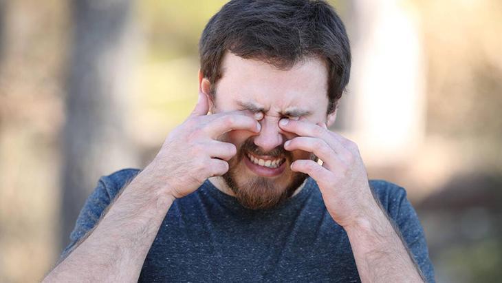 Auch die Augen können durch eine Wintererkältung beeinträchtigt werden. Sie kann ansteckend sein. Bei Symptomen sollten Sie Folgendes beachten.