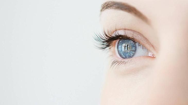 Auch die Augen können durch eine Wintererkältung beeinträchtigt werden. Sie kann ansteckend sein. Bei Symptomen sollten Sie Folgendes beachten.