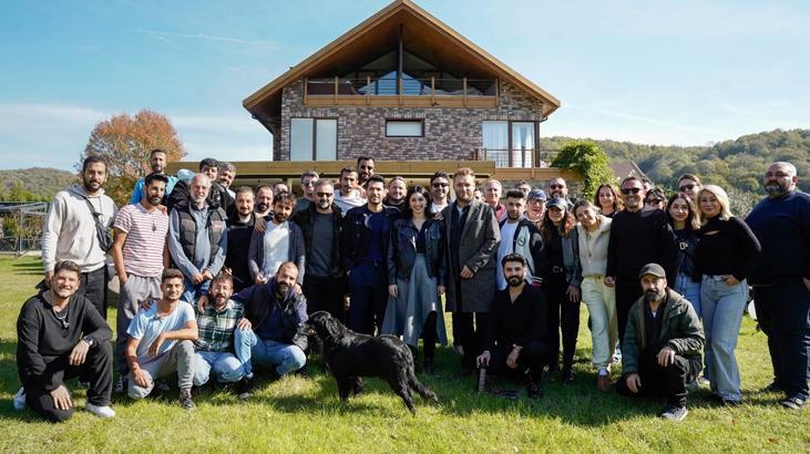 Güller ve Günahlar setinden neşeli kare