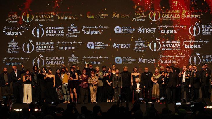 Altın Portakal'da ödüller sahiplerini buldu! Törene 'Tavşan İmparatorluğu' damga vurdu