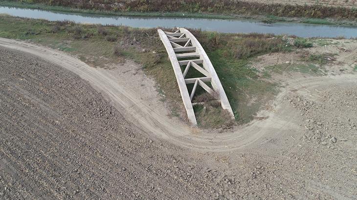 Seyhan Baraj Gölü çekilince su altında kalan köprü ortaya çıktı