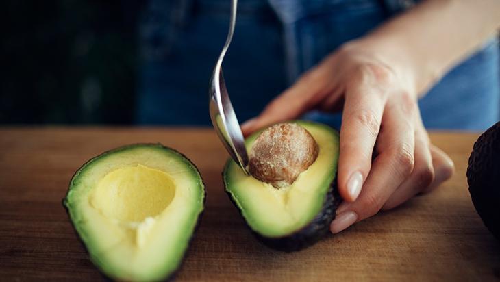 Çöpe atılan mucize Avokado çekirdeği saça birebir, haftada 1 kez yetiyor