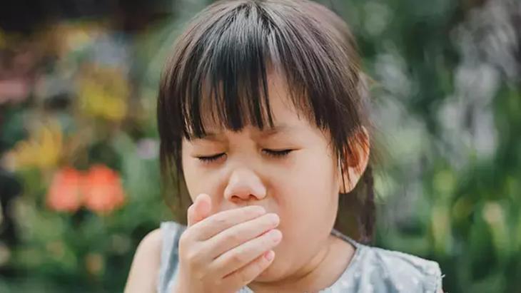 Het gevaar van niezen: hoe bescherm je kinderen tegen infecties in de winter?