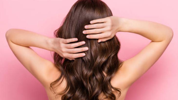 Parlak ve güçlü saçlar için Kore formülü 2 kaşığı yetiyor: Sürüp streçleyin