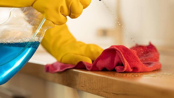 3- Kabartma tozu ile zorlu lekeleri yok et