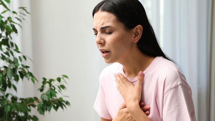 Hafif öksürük ve ateş erken belirtisi olabilir