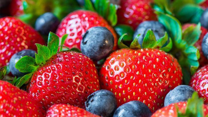 Çilek mi yoksa yaban mersini mi daha sağlıklı Biri diğerinden bir adım önde
