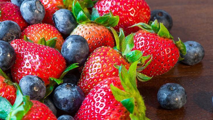 Çilek mi yoksa yaban mersini mi daha sağlıklı Biri diğerinden bir adım önde