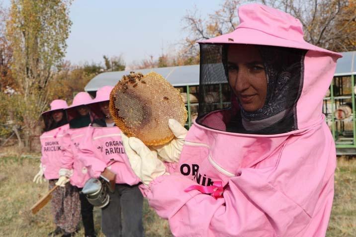 Van’da pembe kıyafetli kadın arıcılar Hem bal üretiyorlar hem de farkındalık