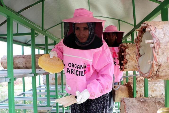 Van’da pembe kıyafetli kadın arıcılar Hem bal üretiyorlar hem de farkındalık