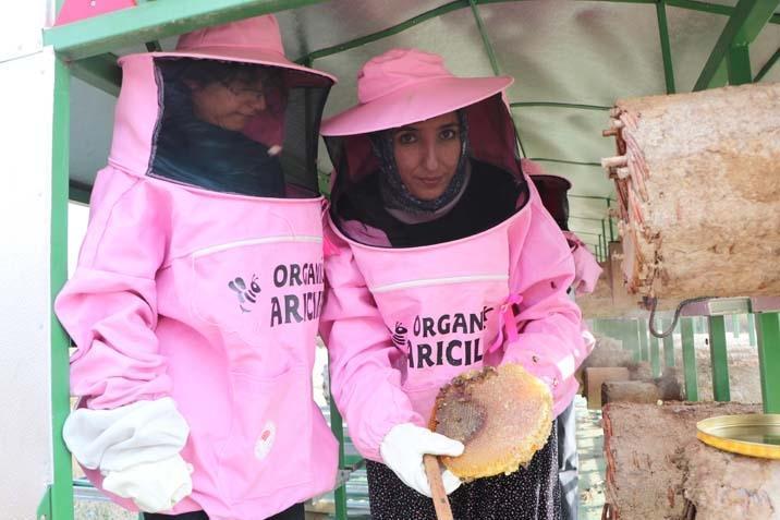 Van’da pembe kıyafetli kadın arıcılar Hem bal üretiyorlar hem de farkındalık