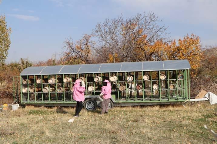 Van’da pembe kıyafetli kadın arıcılar Hem bal üretiyorlar hem de farkındalık