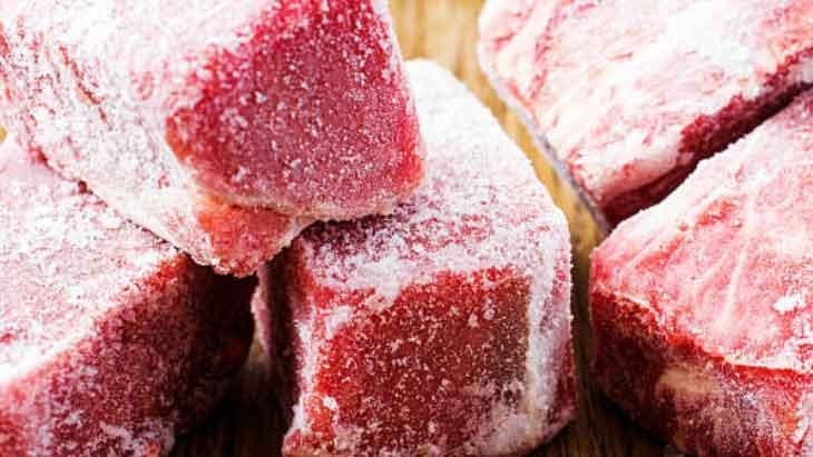 Donmuş eti 5 dakikada çözdüren taktik 2 tencere arasına böyle sıkıştırın