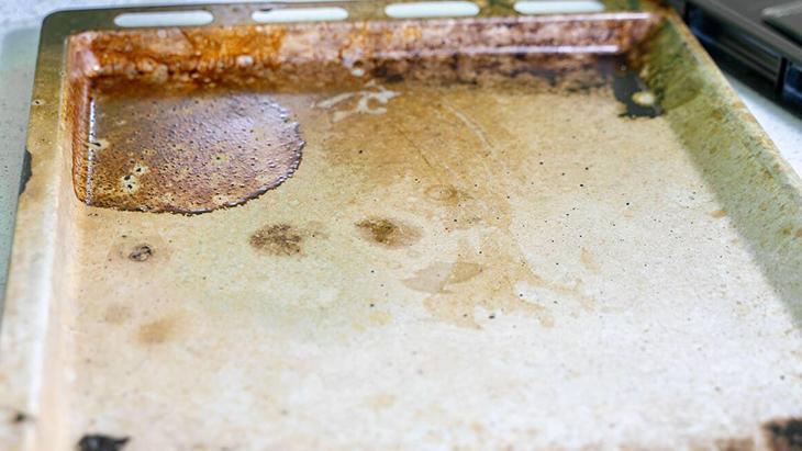 Yıllanmış tepsi kirlerini tek hamlede silin: Sihir gibi temizleme yöntemi