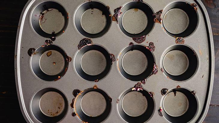 Yıllanmış tepsi kirlerini tek hamlede silin: Sihir gibi temizleme yöntemi