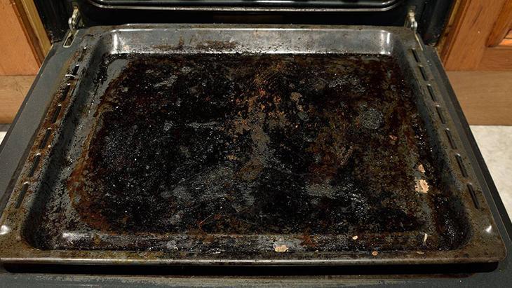 Yıllanmış tepsi kirlerini tek hamlede silin: Sihir gibi temizleme yöntemi