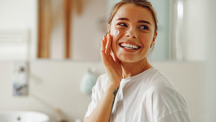 Peeling etkisiyle cildi temizliyor Evdeki iki malzeme yeterli