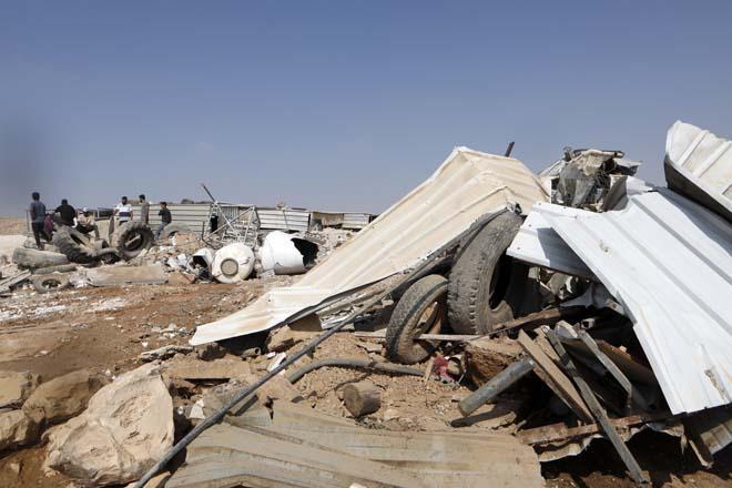 İsrailin Batı Şeriadaki zulmü sürüyor Filistinlilere ait evleri ve ahırları yıkıyorlar