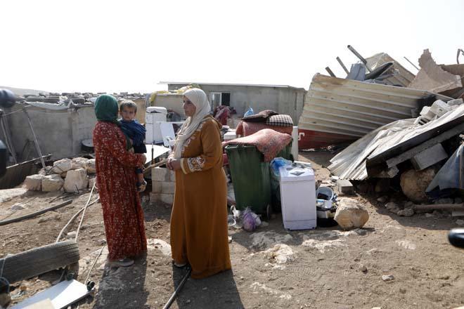 İsrailin Batı Şeriadaki zulmü sürüyor Filistinlilere ait evleri ve ahırları yıkıyorlar