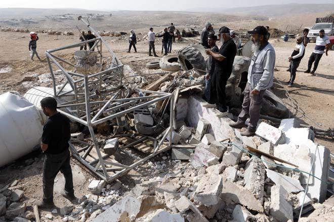 İsrailin Batı Şeriadaki zulmü sürüyor Filistinlilere ait evleri ve ahırları yıkıyorlar