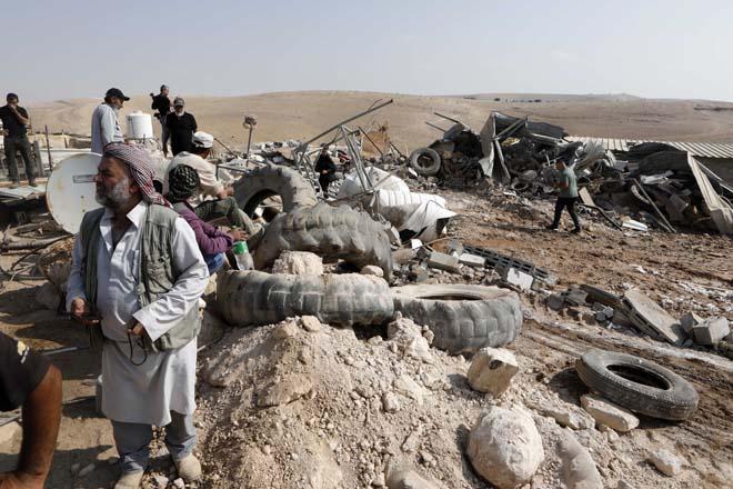 İsrailin Batı Şeriadaki zulmü sürüyor Filistinlilere ait evleri ve ahırları yıkıyorlar