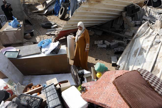 İsrailin Batı Şeriadaki zulmü sürüyor Filistinlilere ait evleri ve ahırları yıkıyorlar