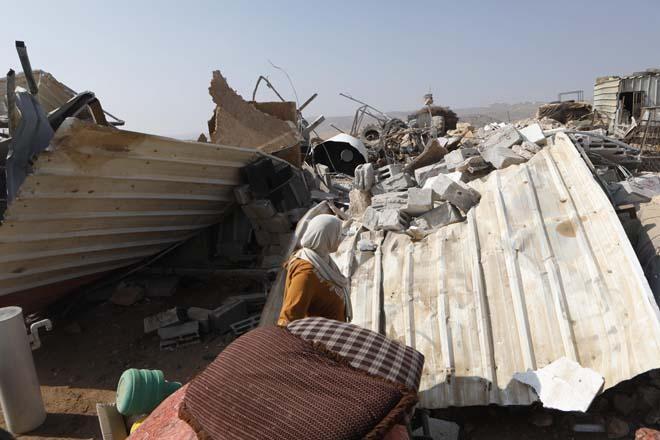 İsrailin Batı Şeriadaki zulmü sürüyor Filistinlilere ait evleri ve ahırları yıkıyorlar