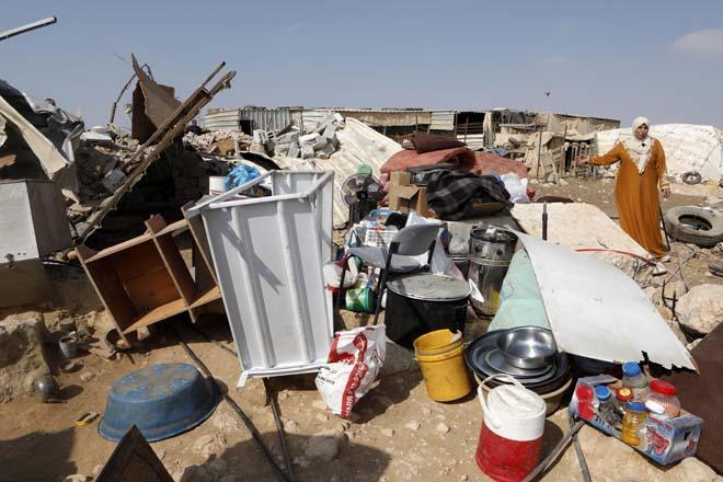 İsrailin Batı Şeriadaki zulmü sürüyor Filistinlilere ait evleri ve ahırları yıkıyorlar