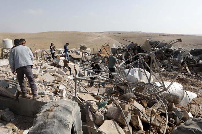 İsrailin Batı Şeriadaki zulmü sürüyor Filistinlilere ait evleri ve ahırları yıkıyorlar