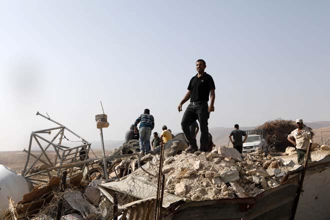 İsrailin Batı Şeriadaki zulmü sürüyor Filistinlilere ait evleri ve ahırları yıkıyorlar