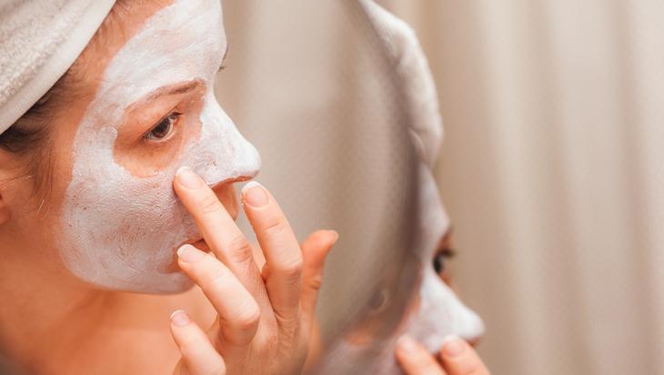 Yüz maskenizi kendiniz yapın Cildi aydınlatan tüyo