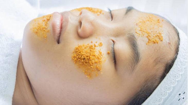 Krem ve toniğe taş çıkartır Zerdeçallı bal maskesi gerçekten fark yaratıyor