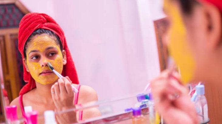 Krem ve toniğe taş çıkartır Zerdeçallı bal maskesi gerçekten fark yaratıyor