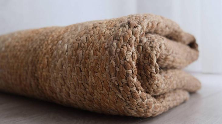 Jüt halıları böyle temizleyin Nemliyken formu bozuluyor, haftada 3 yapmanız yeterli