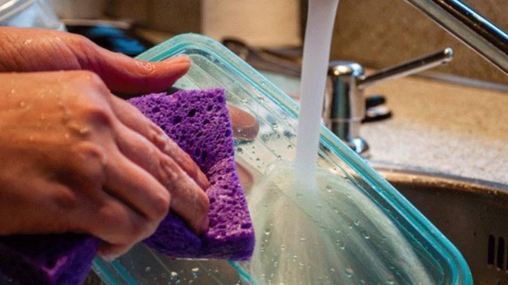 Koku biriktiren plastik kaplara çare: Güneş ışığı Kahve atıp bekletin, deterjandan etkili