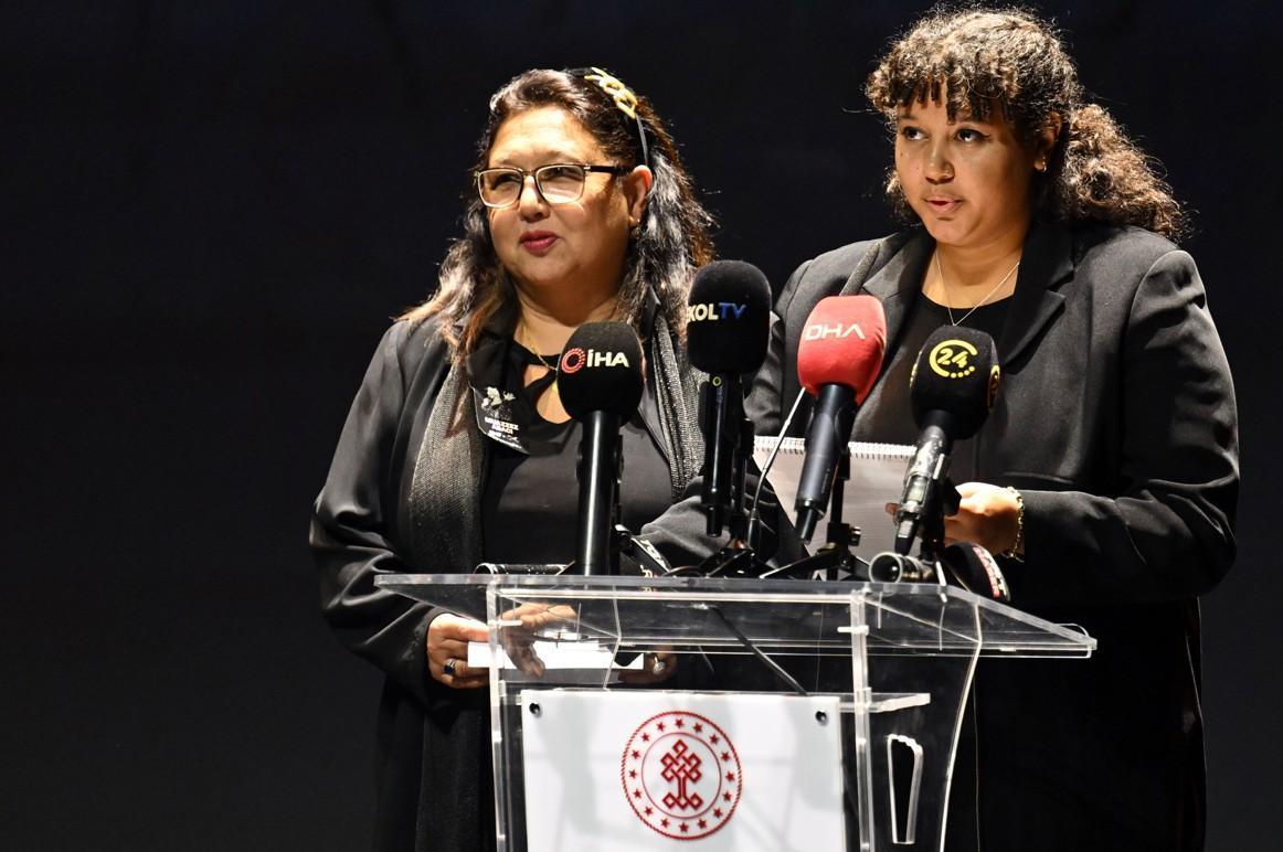 Sanatçı dostları akın etti Muazzez Abacıya duygusal veda... Sanatçı dostları akın etti Muazzez Abacıya duygusal veda...