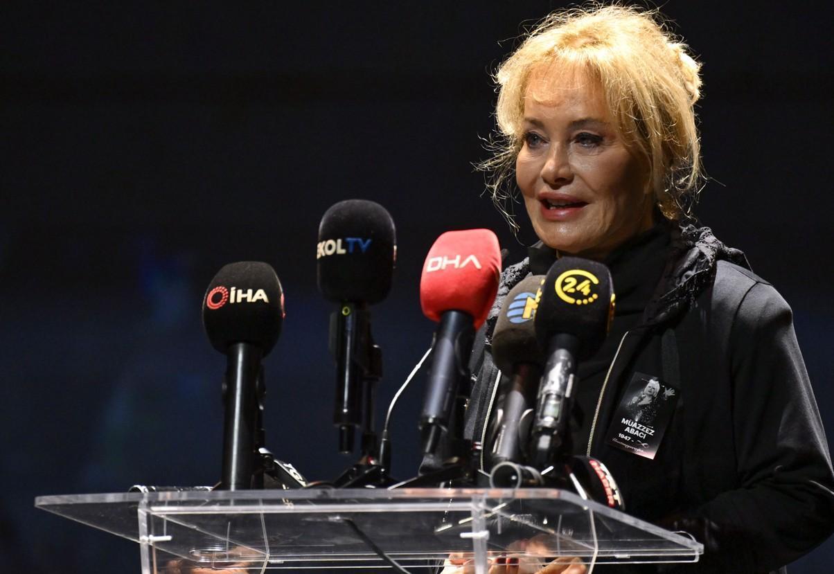 Sanatçı dostları akın etti Muazzez Abacıya duygusal veda... Sanatçı dostları akın etti Muazzez Abacıya duygusal veda...