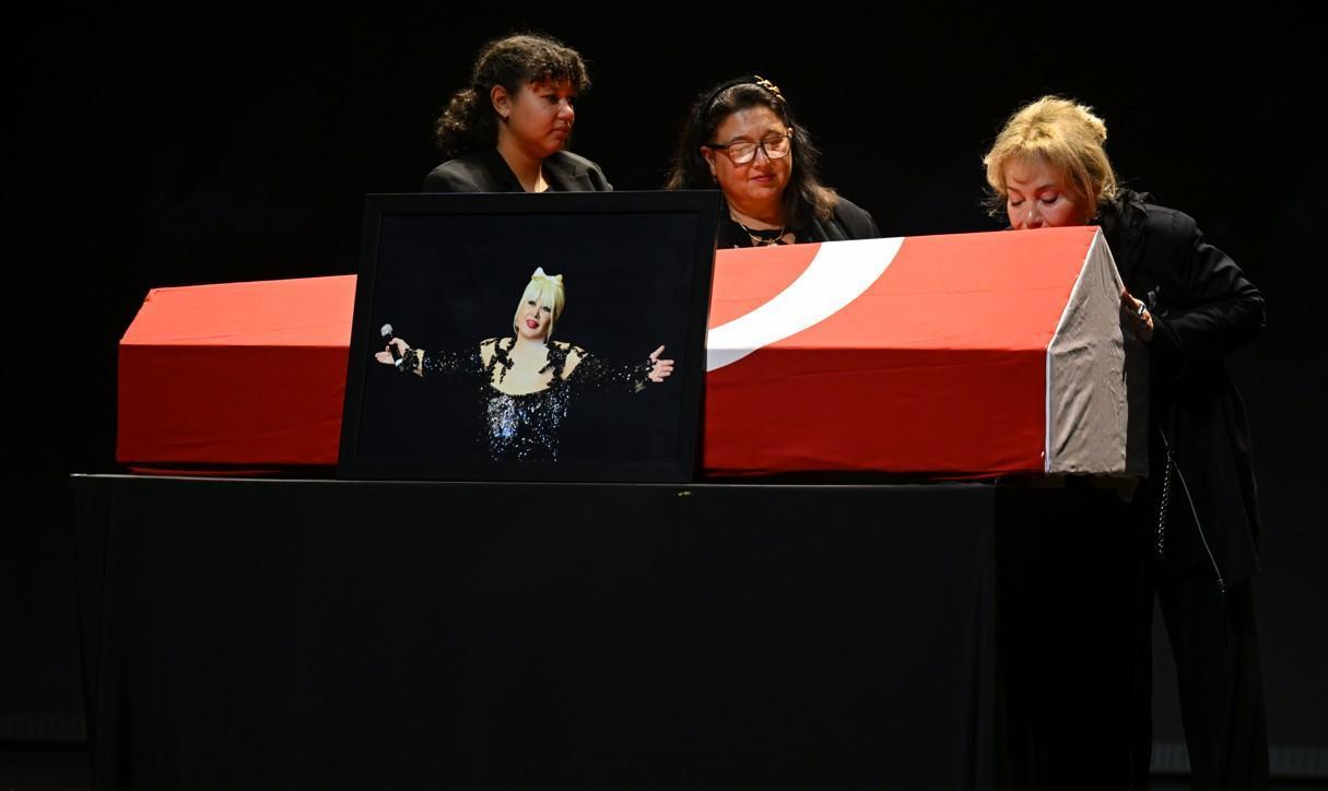 Sanatçı dostları akın etti Muazzez Abacıya duygusal veda... Sanatçı dostları akın etti Muazzez Abacıya duygusal veda...