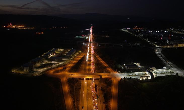 Ara tatilin sona ermesiyle tatilcilerin dönüş yolculuğu başladı Yollarda oluşan uzun kuyruklar böyle görüntülendi