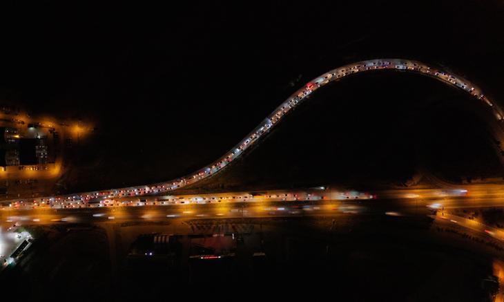 Ara tatilin sona ermesiyle tatilcilerin dönüş yolculuğu başladı Yollarda oluşan uzun kuyruklar böyle görüntülendi