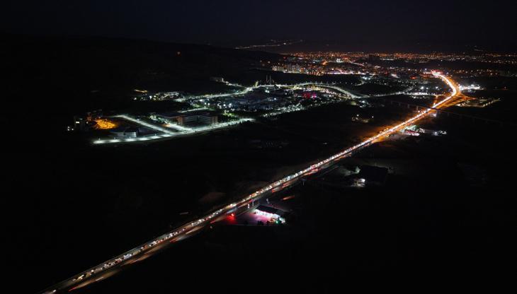 Ara tatilin sona ermesiyle tatilcilerin dönüş yolculuğu başladı Yollarda oluşan uzun kuyruklar böyle görüntülendi