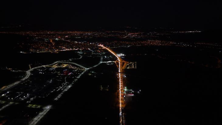 Ara tatilin sona ermesiyle tatilcilerin dönüş yolculuğu başladı Yollarda oluşan uzun kuyruklar böyle görüntülendi