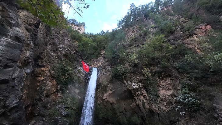 9 kişilik ekip girilmez bölgeye girdi Gördükleri manzara şaşkına çevirdi 9 kişilik ekip girilmez bölgeye girdi Gördükleri manzara şaşkına çevirdi