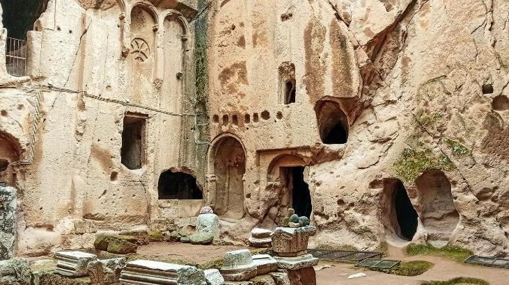 Kayanın içinde saklı bir dünya: Gümüşler Manastırı