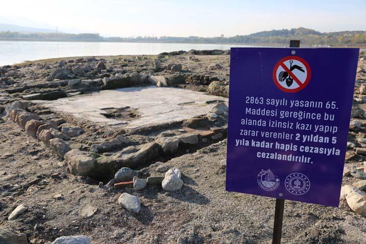 Sapanca Gölü’nde şaşkına çeviren gizem Sular çekildi, ortaya çıktı Sapanca Gölü’nde şaşkına çeviren gizem Sular çekildi, ortaya çıktı